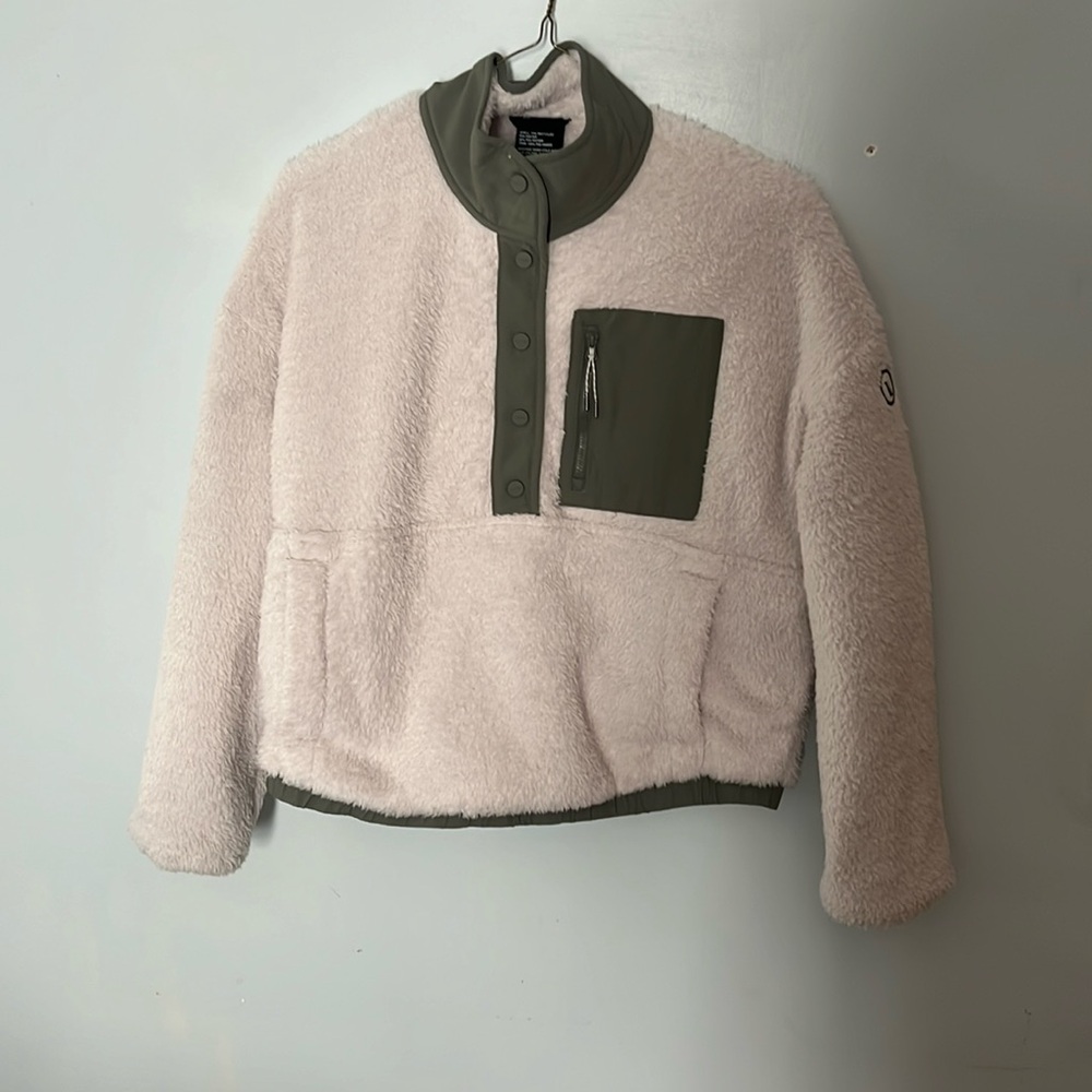 Vuori woman’s fuzzy quarter button up